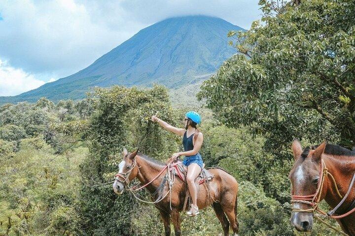 Passeggiate a cavallo ai piedi del vulcano Arenal