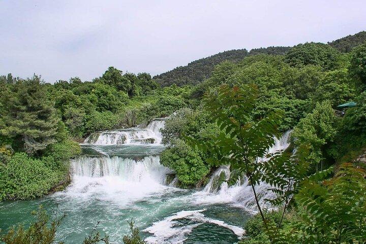 Tour privato di un giorno alle cascate di Krka, Primosten e Trogir