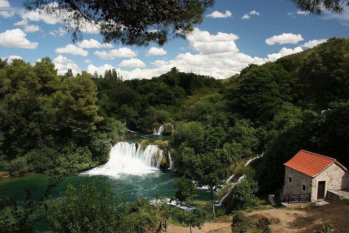 Excursion privée d'une journée aux cascades de Krka, Primosten et Trogir