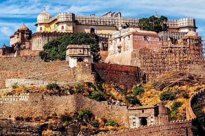 Ganztägige historische Tour durch Ranakpur & Kumbhalgarh Fort mit dem privaten Auto