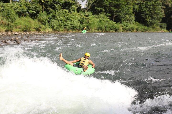 Tubin d'eau blanche dans la rivière BALSA