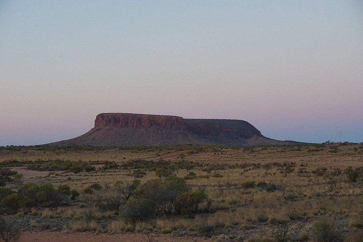 Mt Conner 4WD Kleingruppentour ab Ayers Rock Resort mit Abendessen