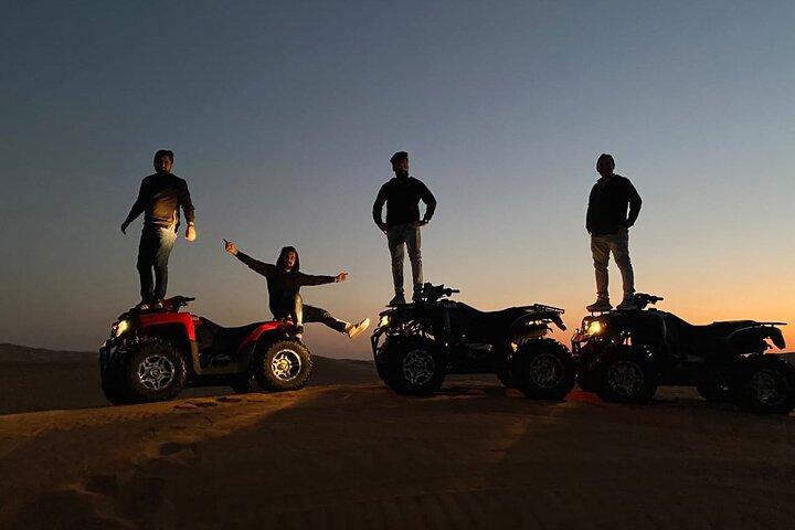 ATV 付きドバイ デザート サファリ (オプション) & BBQ ディナー付きサンドボーディング体験