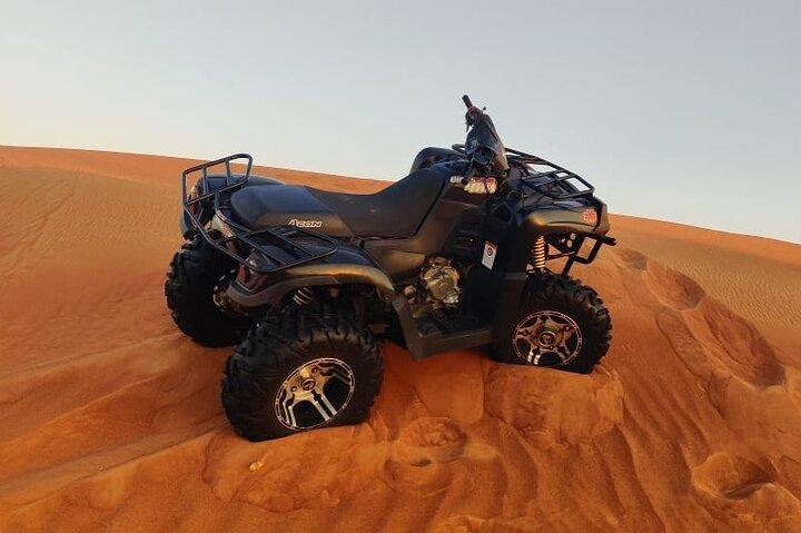 Safari no deserto de Dubai com quadriciclo (opcional) e experiência de sandboard com jantar de churrasco