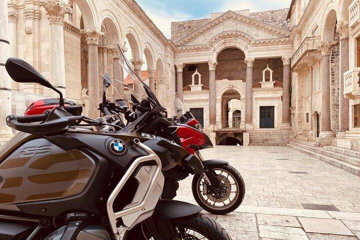 Louez une moto avec Desmo Adventure et explorez la Dalmatie à moto