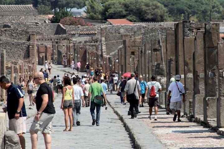 Pompeii Skip-The-Line Experience with Easy Lunch Included