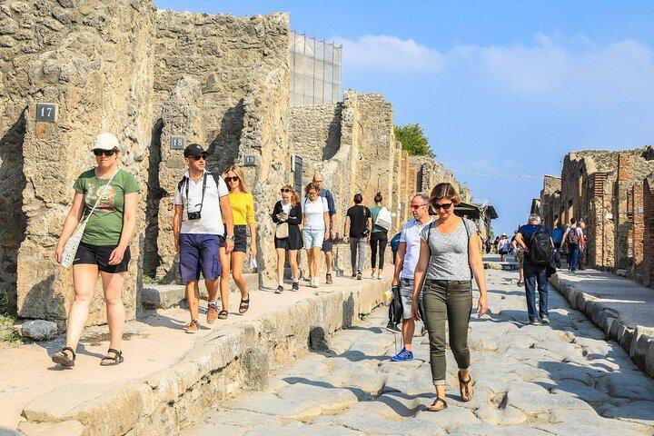 Pompeii Skip-The-Line Experience with Easy Lunch Included