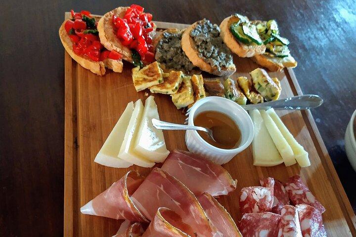 Montalcino: Brunello vinsmagning og frokost i et toscansk slot
