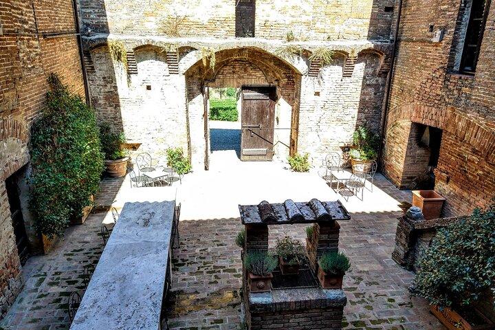 Montalcino: Brunello vinsmagning og frokost i et toscansk slot
