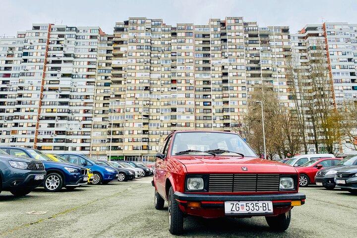Terug naar Joegoslavië Private City Tour in Old-Timer Yugo Car