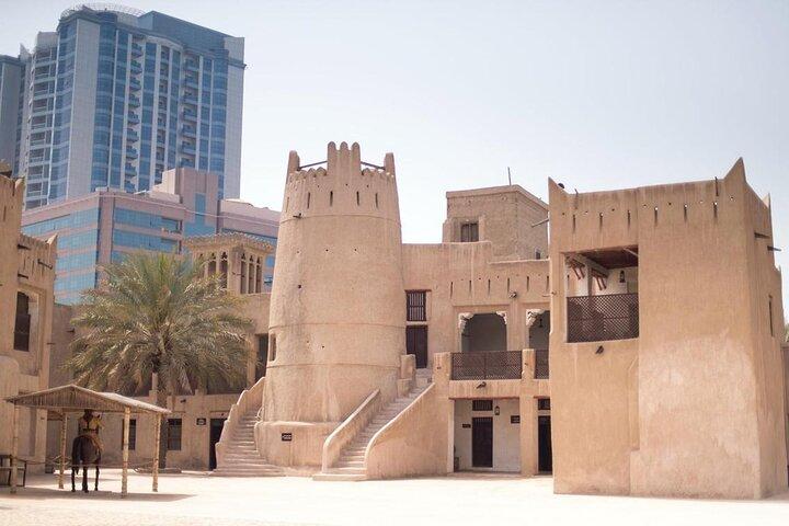 Excursão privada de meio dia a Sharjah e Ajman saindo de hotéis em Dubai