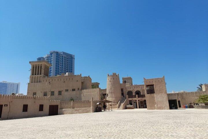 Excursão privada de meio dia a Sharjah e Ajman saindo de hotéis em Dubai