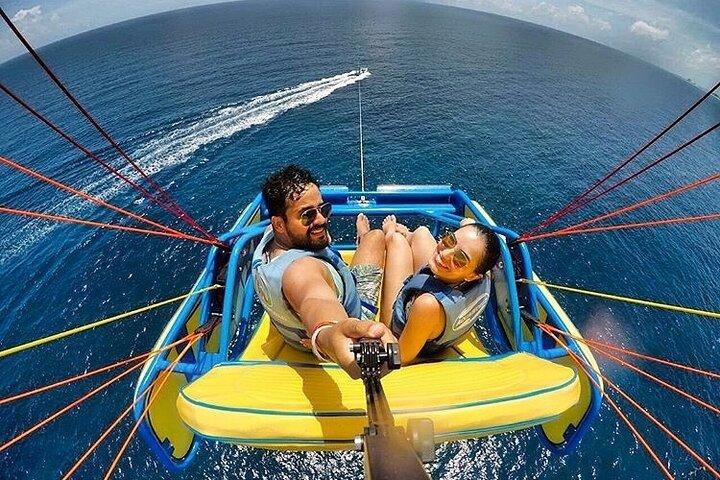 Experiencia de parasailing Sky Rider Oceanside en Cancún