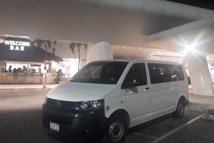 専用交通機関 CUN 空港 - プエルト アベンチュラスおよびアクマル