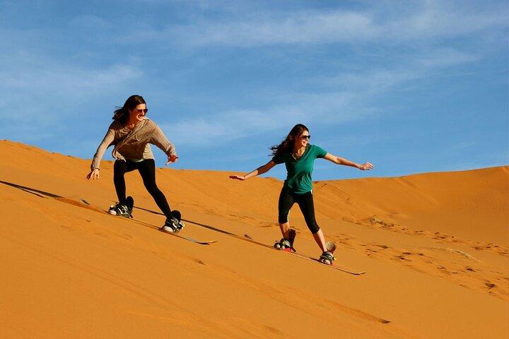 Sunset Camel Ride med Sandboarding og Lavish BBQ Middag Buffet