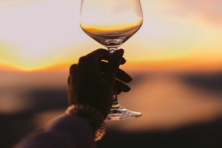 サントリーニ島のサンセットウォーキングツアー（試飲とドリンク5杯付き）