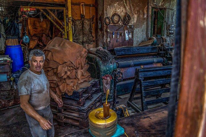 Tour di mezza giornata di storie gastronomiche di Chania inc. degustazioni e bevande
