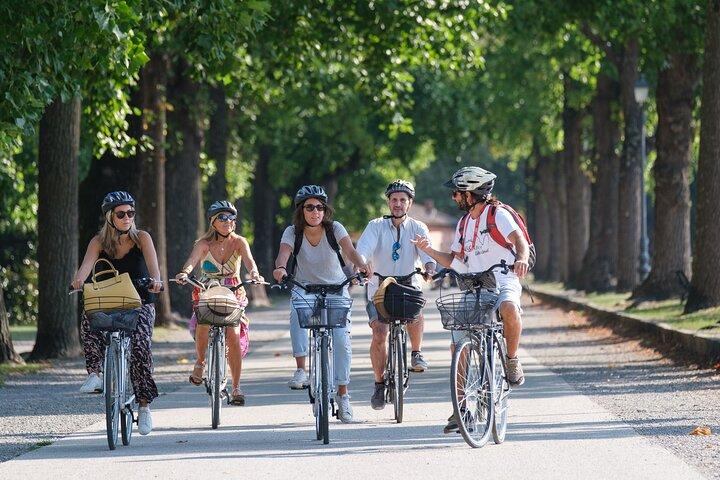 Visite guidée « Bikes and Bites » à Lucques avec dégustations, pour petits groupes ou en privé