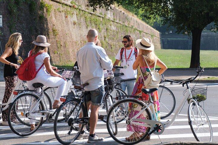 Visite guidée « Bikes and Bites » à Lucques avec dégustations, pour petits groupes ou en privé