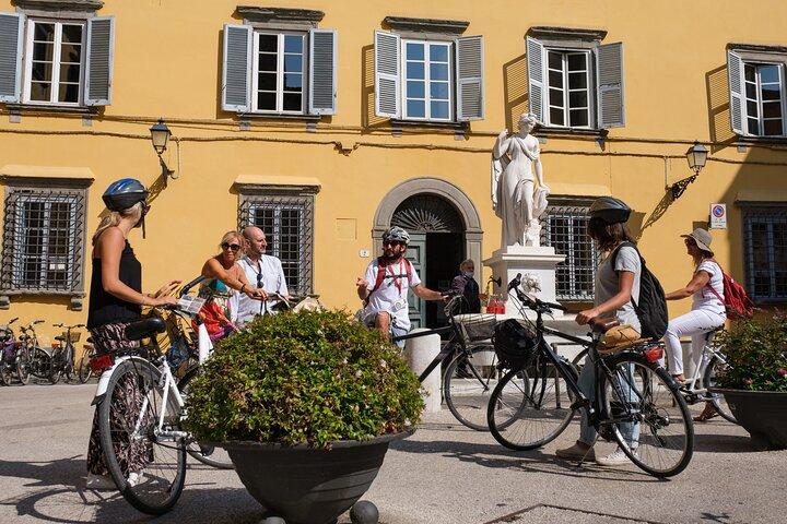 Visite guidée « Bikes and Bites » à Lucques avec dégustations, pour petits groupes ou en privé