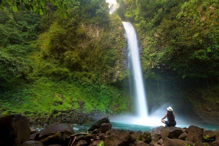 火山コンボツアーで冒険！ - ジップライン、滝、温泉など