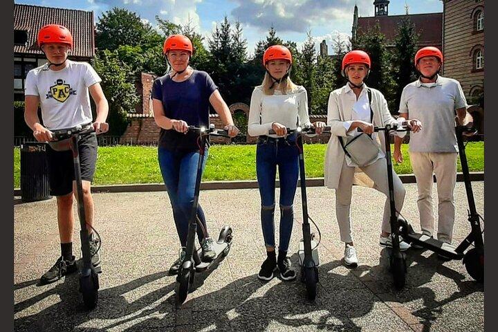 電動スクーター ツアー: 旧市街ツアー - 魔法の 2 時間!