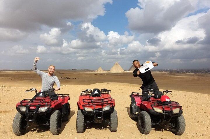 Fyrhjuling på Pyramiderna i Giza