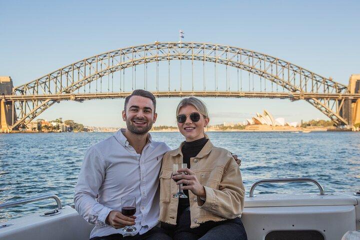 Jantar no restaurante ao lado do porto de Sydney e cruzeiro no crepúsculo