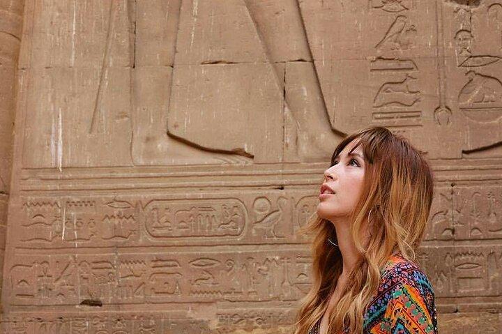 アスワンからKom OmboとEdfuの寺院を訪れる一晩ルクソール