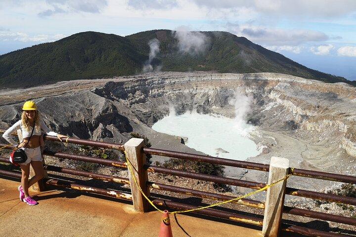 ポアス火山とラパス滝の庭園プライベートツアー