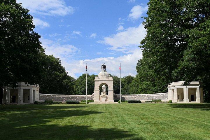 WW1 Somme Battlefields - バンに乗ってパリからのプライベート ツアー (2 人)