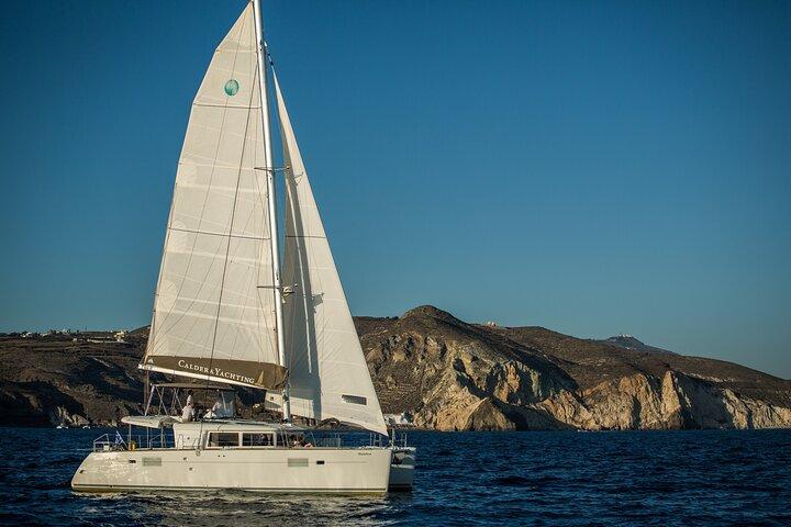 Crucero de un día por Santorini Caldera con barbacoa a bordo y barra libre