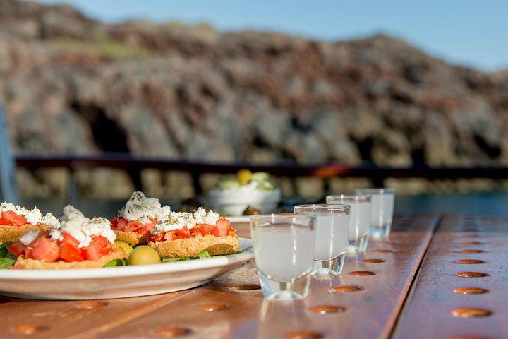 サントリーニ カルデラ サンセット トラディショナル クルーズ (お食事とお飲み物付き)