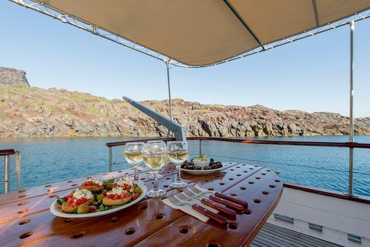 Crucero tradicional al atardecer en la Caldera de Santorini con comida y bebidas