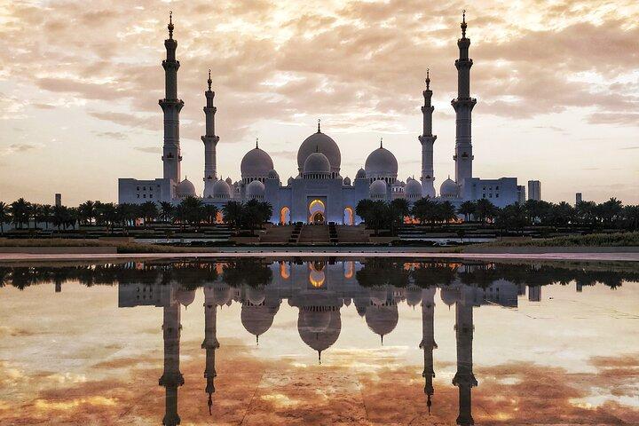 Abu Dhabi Private Tour mit Louvre & High Tea im Etihad Tower