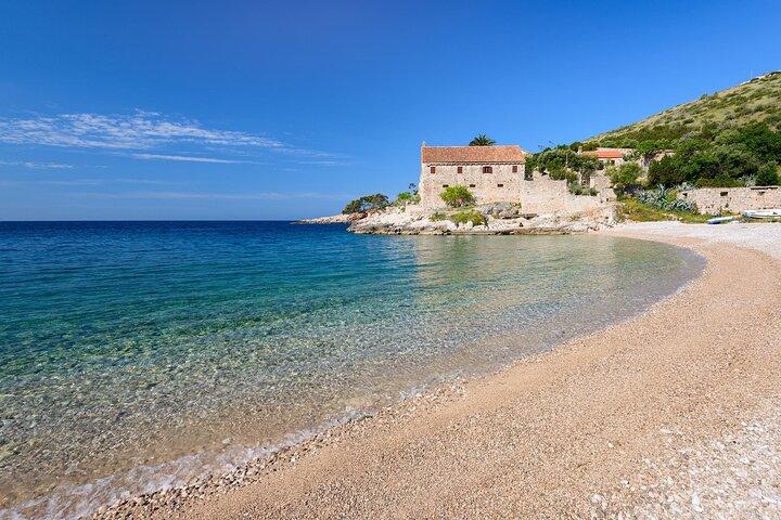 Private Tour durch rote Felsen, Pakleni-Inseln und die südlichen Strände von Hvar