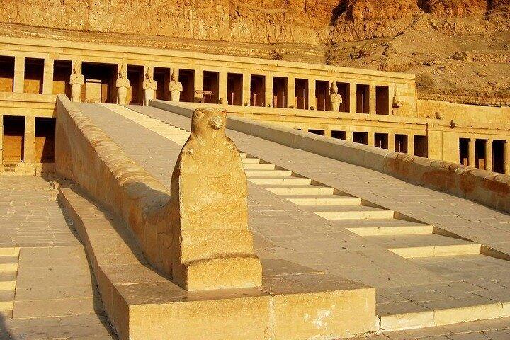ルクソールからアスワンへの 3 泊のナイル川クルーズ、日の出の熱気球に乗る