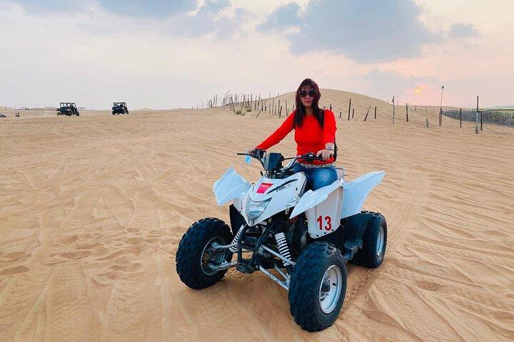 クワッド バイクとデザート サファリ ツアー