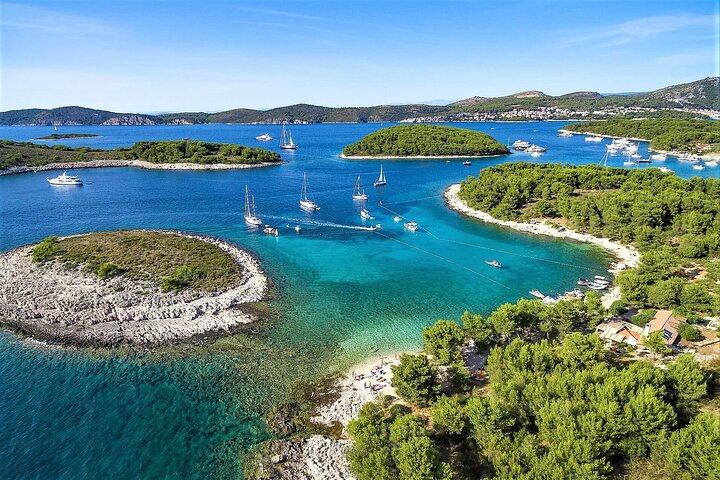 Private Tour durch rote Felsen, Pakleni-Inseln und die südlichen Strände von Hvar