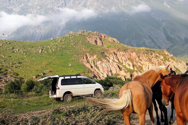 Kazbegi Adventure Day Trip - Gveleti滝とGergeti、Ananuriへのハイキング