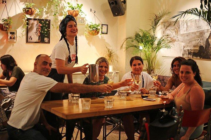 ナイトライフ アテネ ツアー（屋上、テイスティング、ドリンク 3 杯付き）
