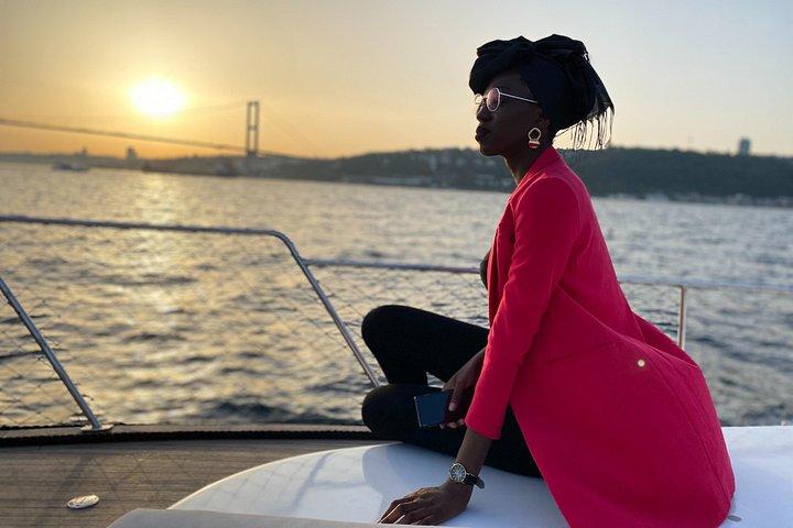 Bosphorus Sunset Yacht Cruise with Snacks & Live Guide