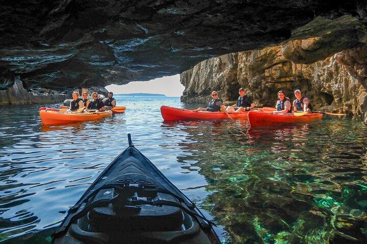 Pula Kayak, klippor och snorkling Liten grupp äventyr