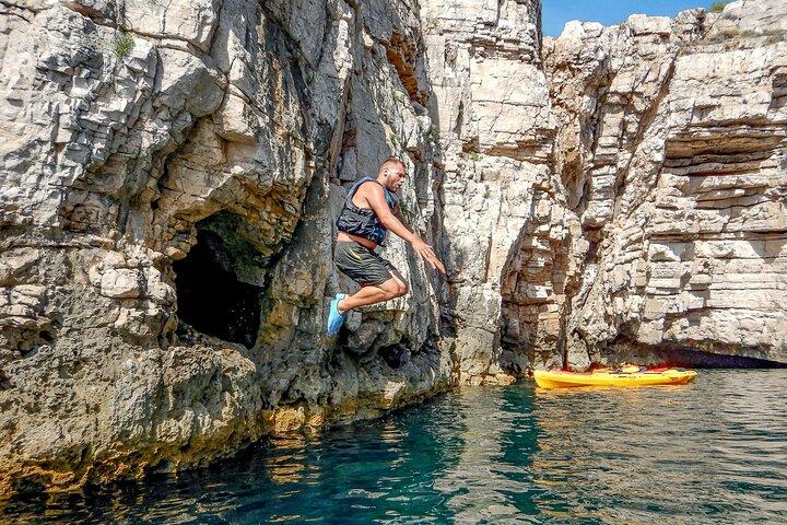 Pula Kayak, klippor och snorkling Liten grupp äventyr