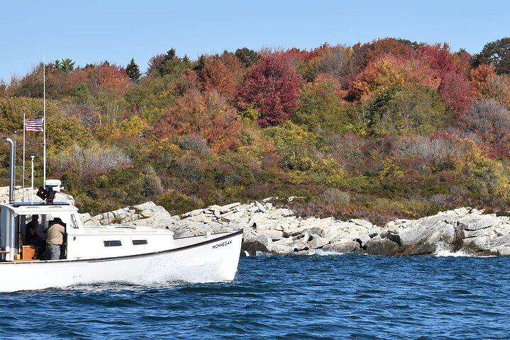 メイン州の紅葉プライベートロブスターボートクルーズ（地元の飲み物付き）