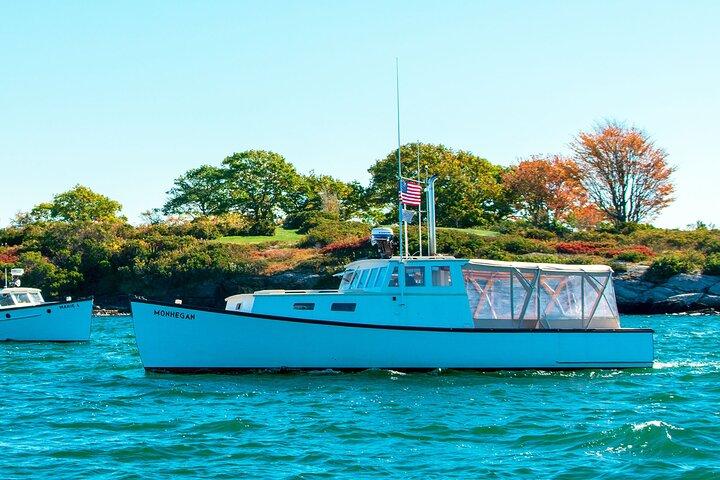 メイン州の紅葉プライベートロブスターボートクルーズ（地元の飲み物付き）
