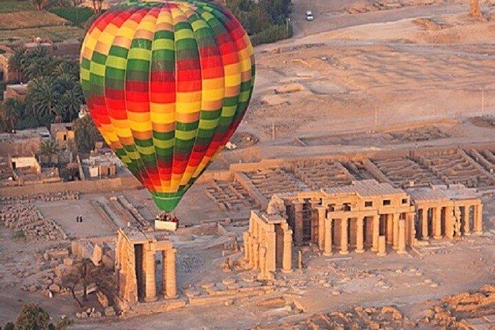 Luchtballonvaart bij zonsopgang in Luxor