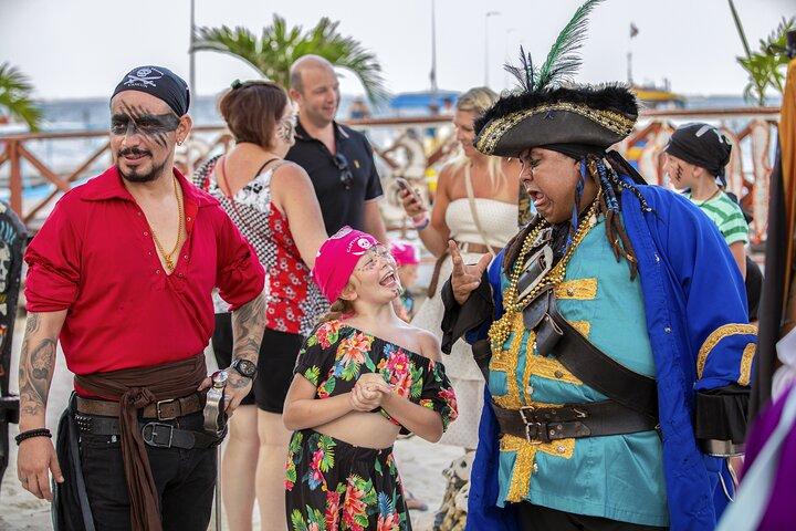 ¡Noche pirata! Cena, diversión y espectáculo en Cancún Couples Special