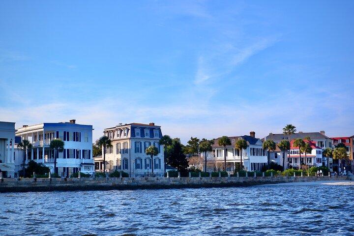 Crucero al atardecer en el puerto de Charleston