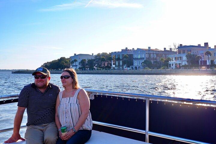 Crucero al atardecer en el puerto de Charleston
